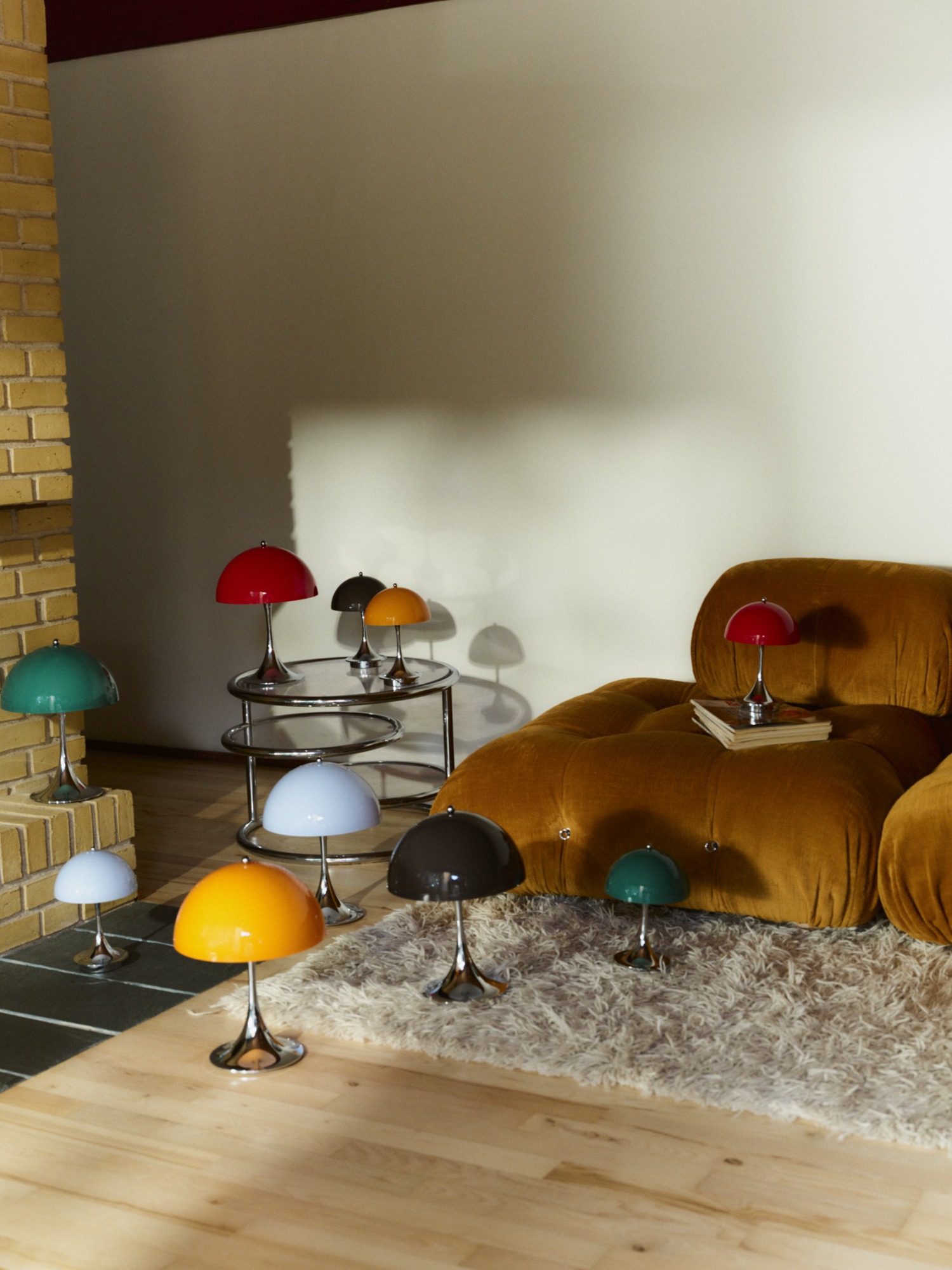 Panthella 250 Portable og Panthella 160 Portable i farverigt stuemiljø, © 2025 Louis Poulsen.