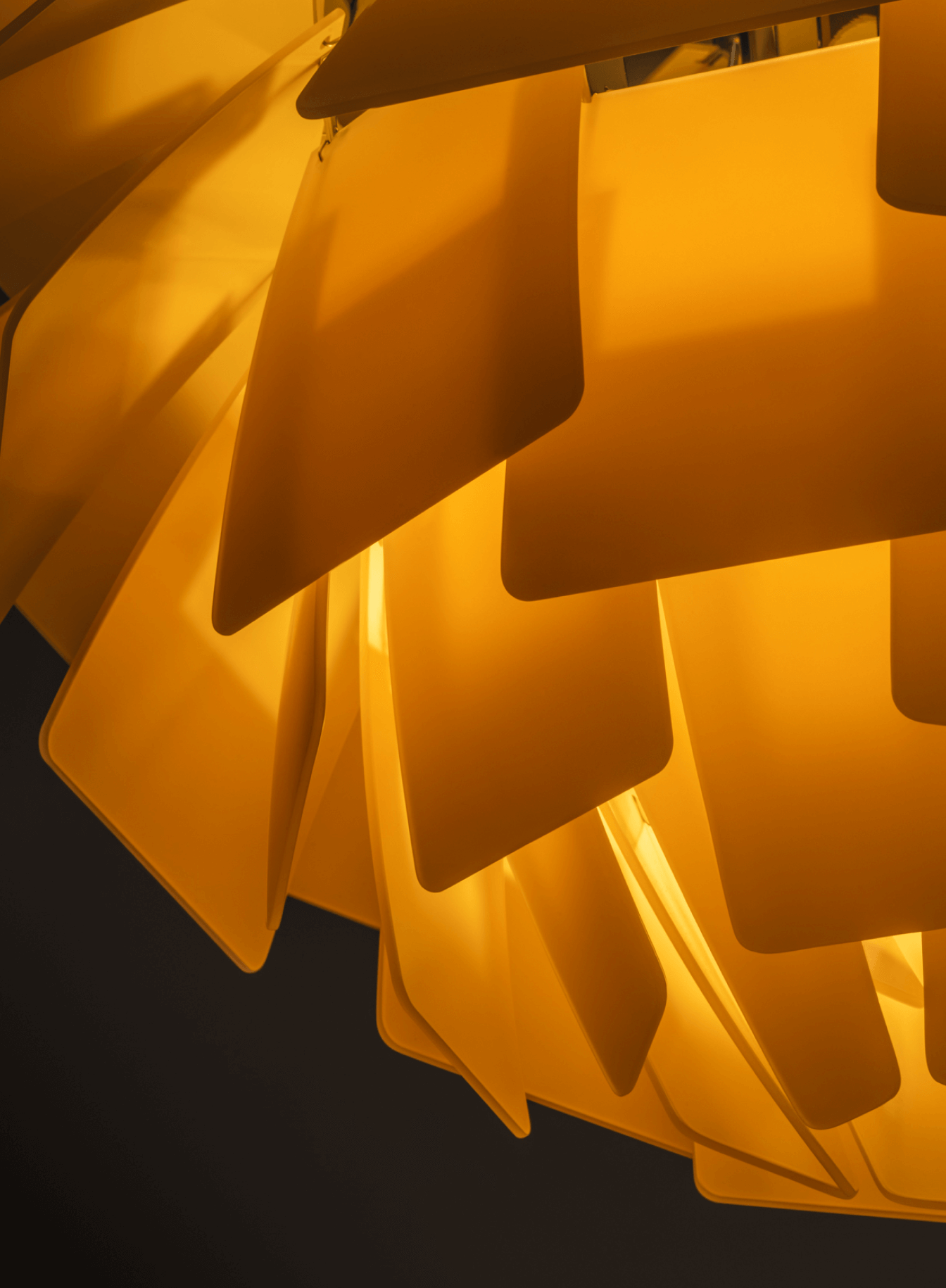 Fendi Casa | Louis Poulsen 玻璃 Artichoke 在温暖室内空间中发光, © 2025 Louis Poulsen.