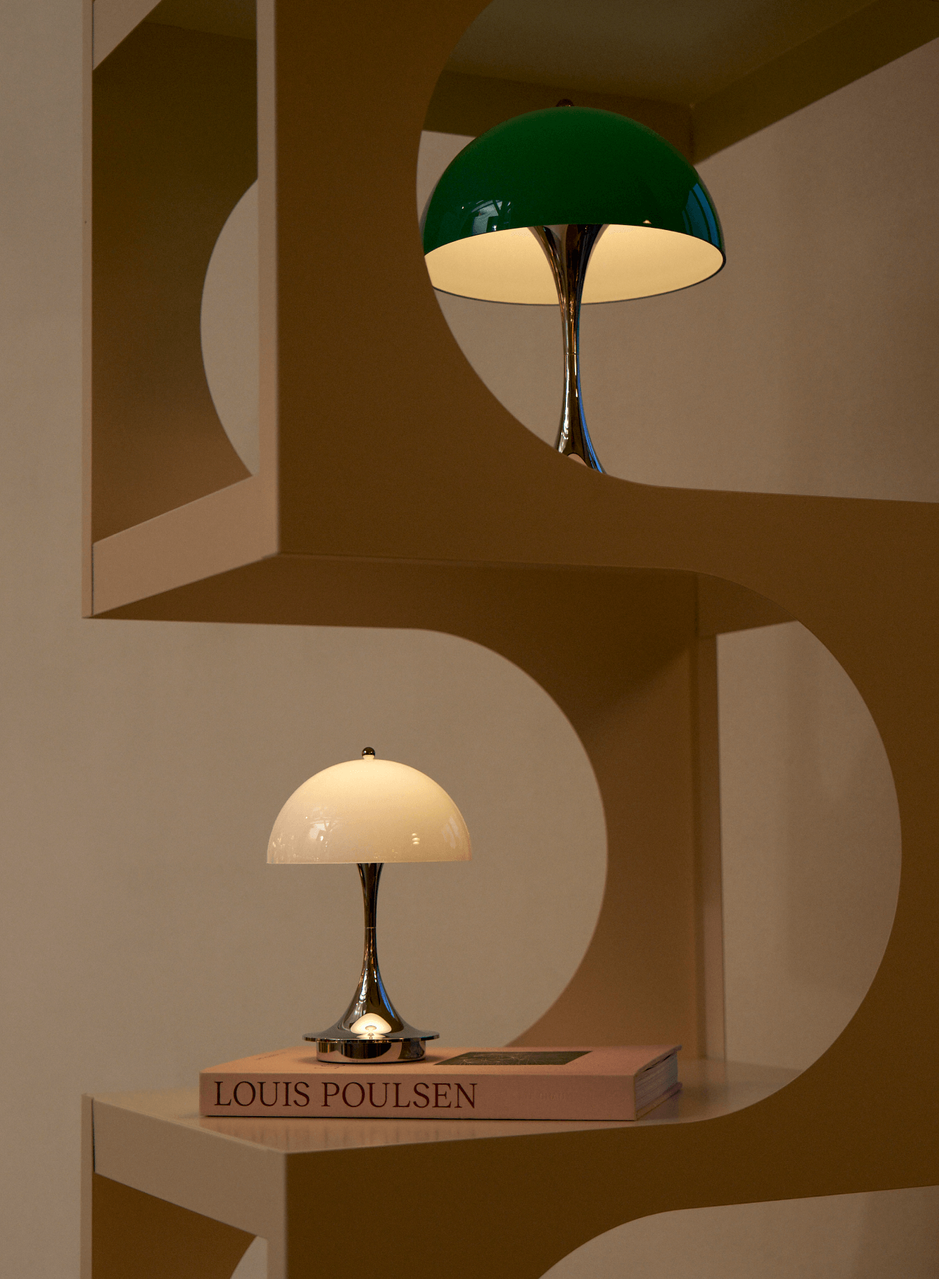 Lampada da tavolo Panthella su libro Louis Poulsen in showroom, © 2025 Louis Poulsen.