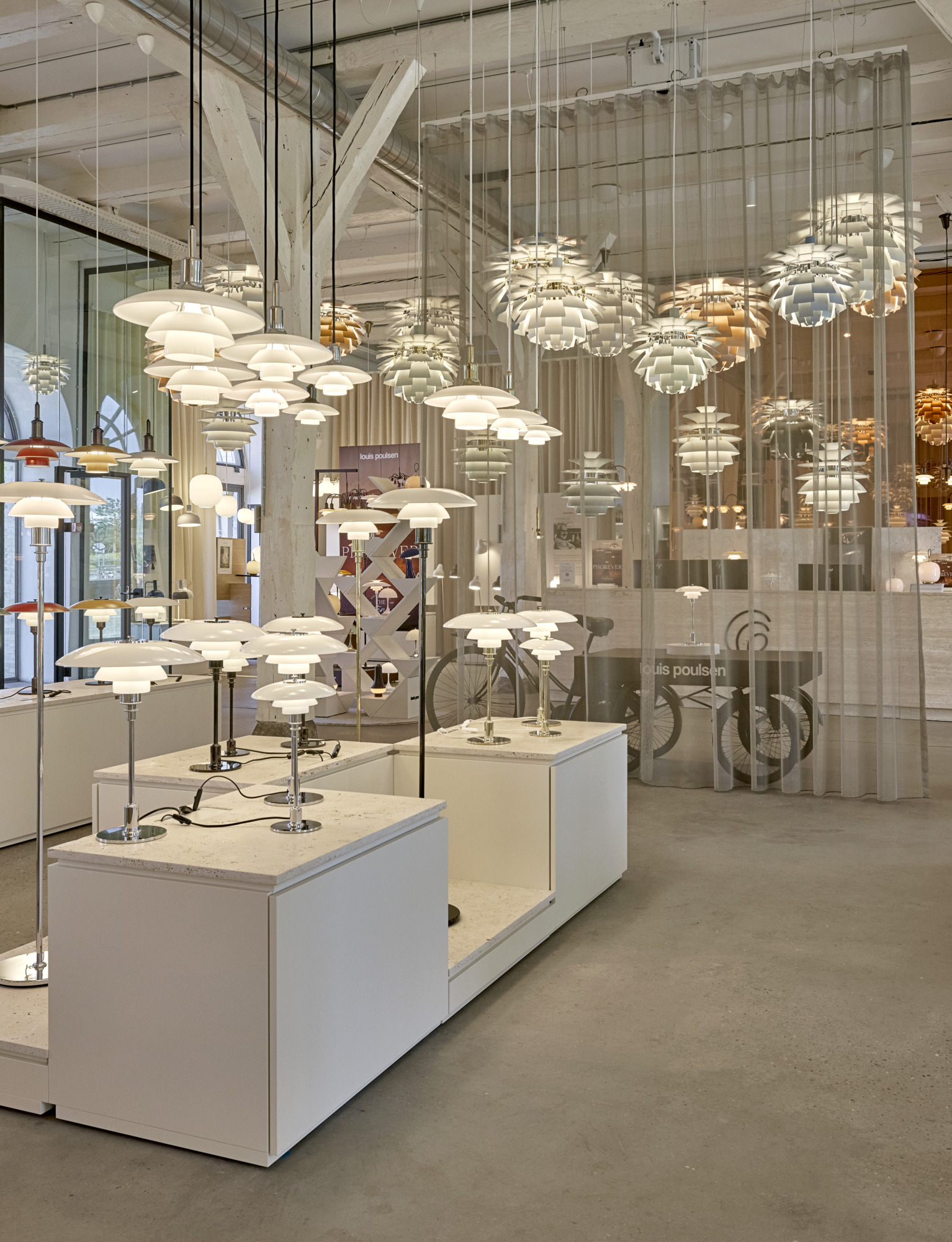Showroom Louis Poulsen à Copenhague avec lampes PH et Artichoke exposées, © 2025 Louis Poulsen.