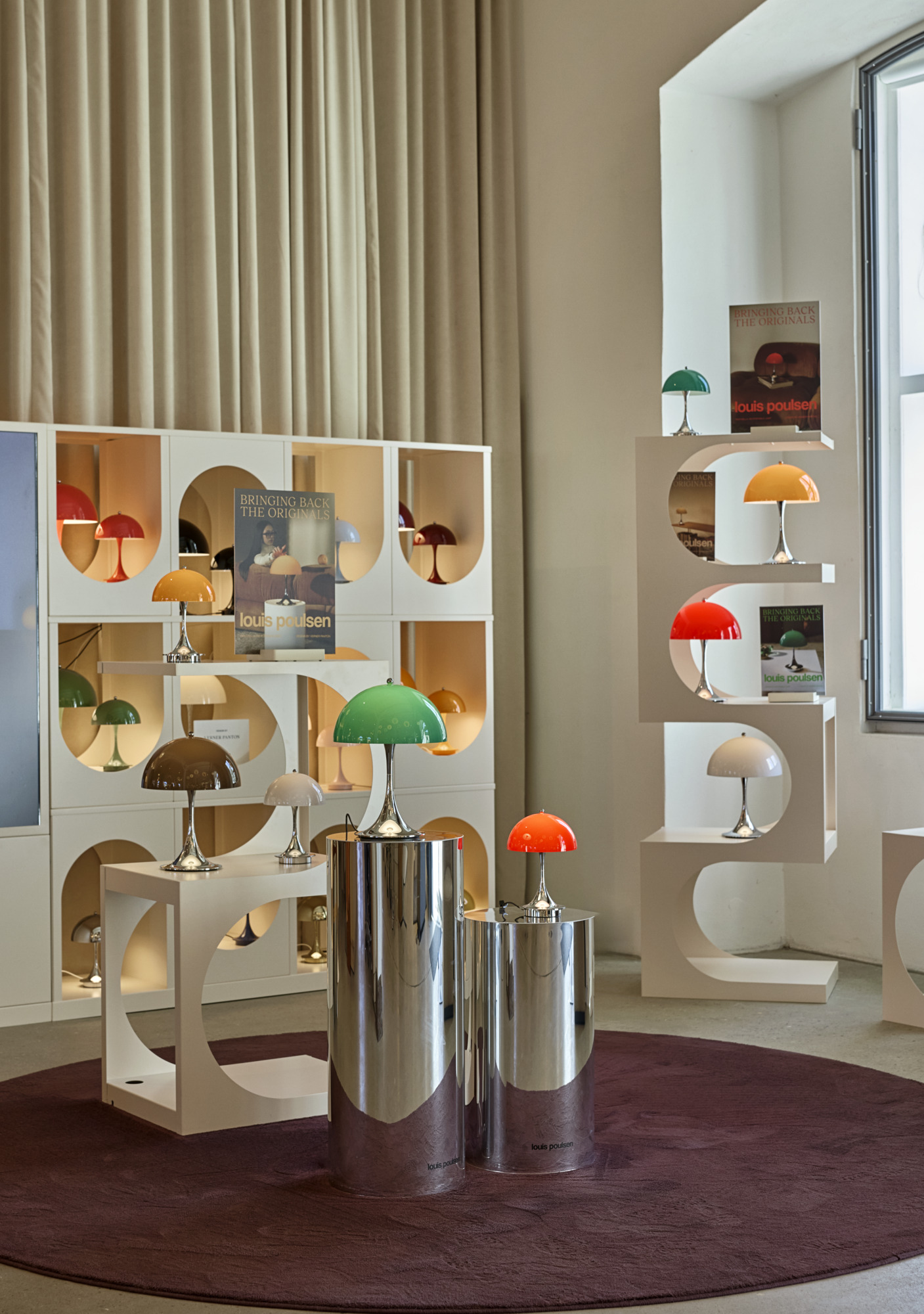 Panthella-bordlamper i flere farver udstillet i Louis Poulsens showroom i København, © 2025 Louis Poulsen.