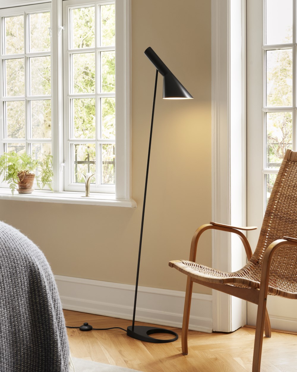 louis poulsen AJフロア AJ Floor Lamp by Arne Jacobsen | Louis Poulsen