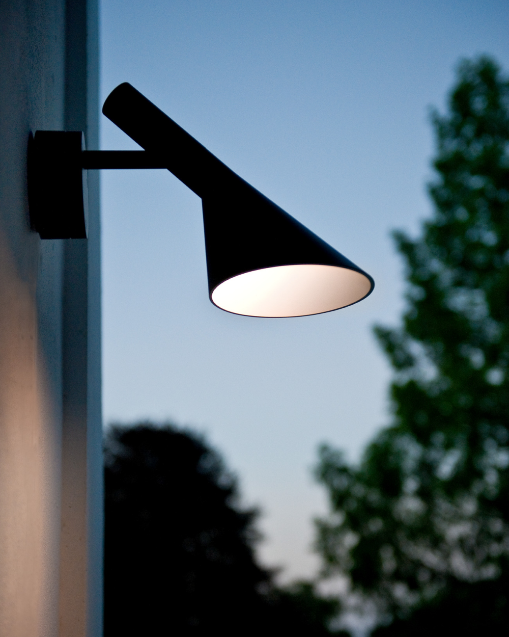 AJ 50 Outdoor Wall Lamp by Arne Jacobsen | Louis Poulsen