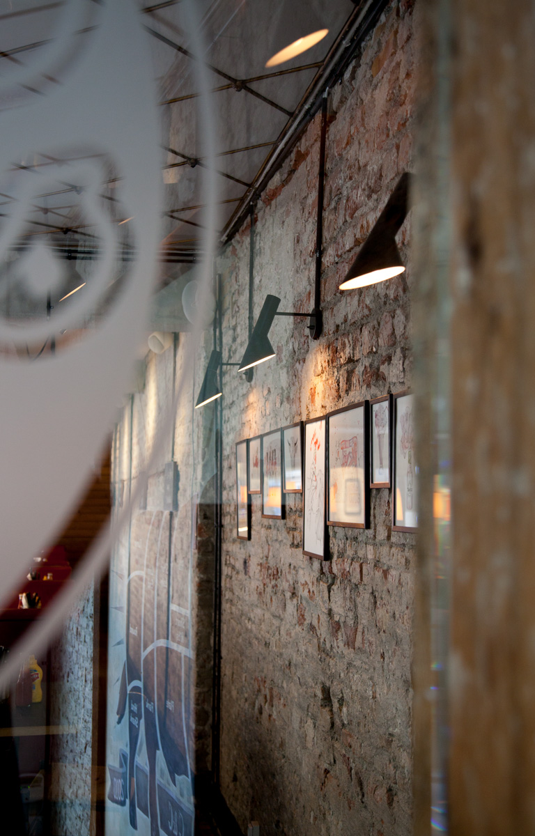 AJ ウォール | アーネ・ヤコブセン | Louis Poulsen