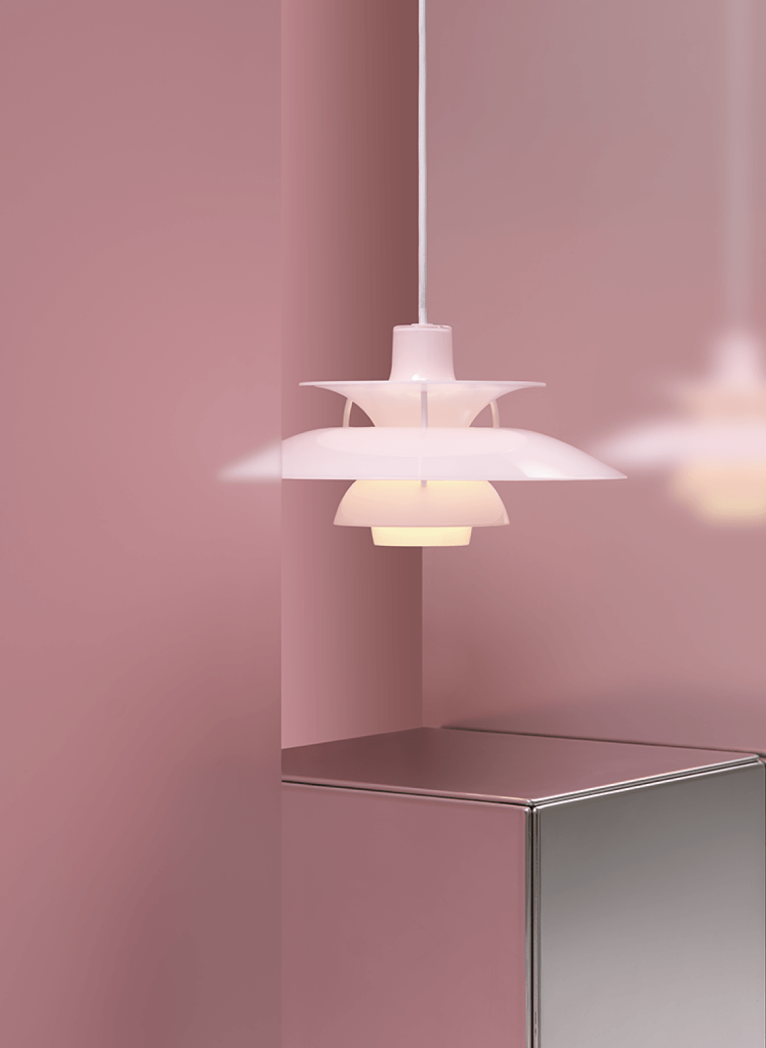 PH 5 Opal in Pale Rose über einem Metallsockel in rosafarbenem Interieur, © 2025 Louis Poulsen.