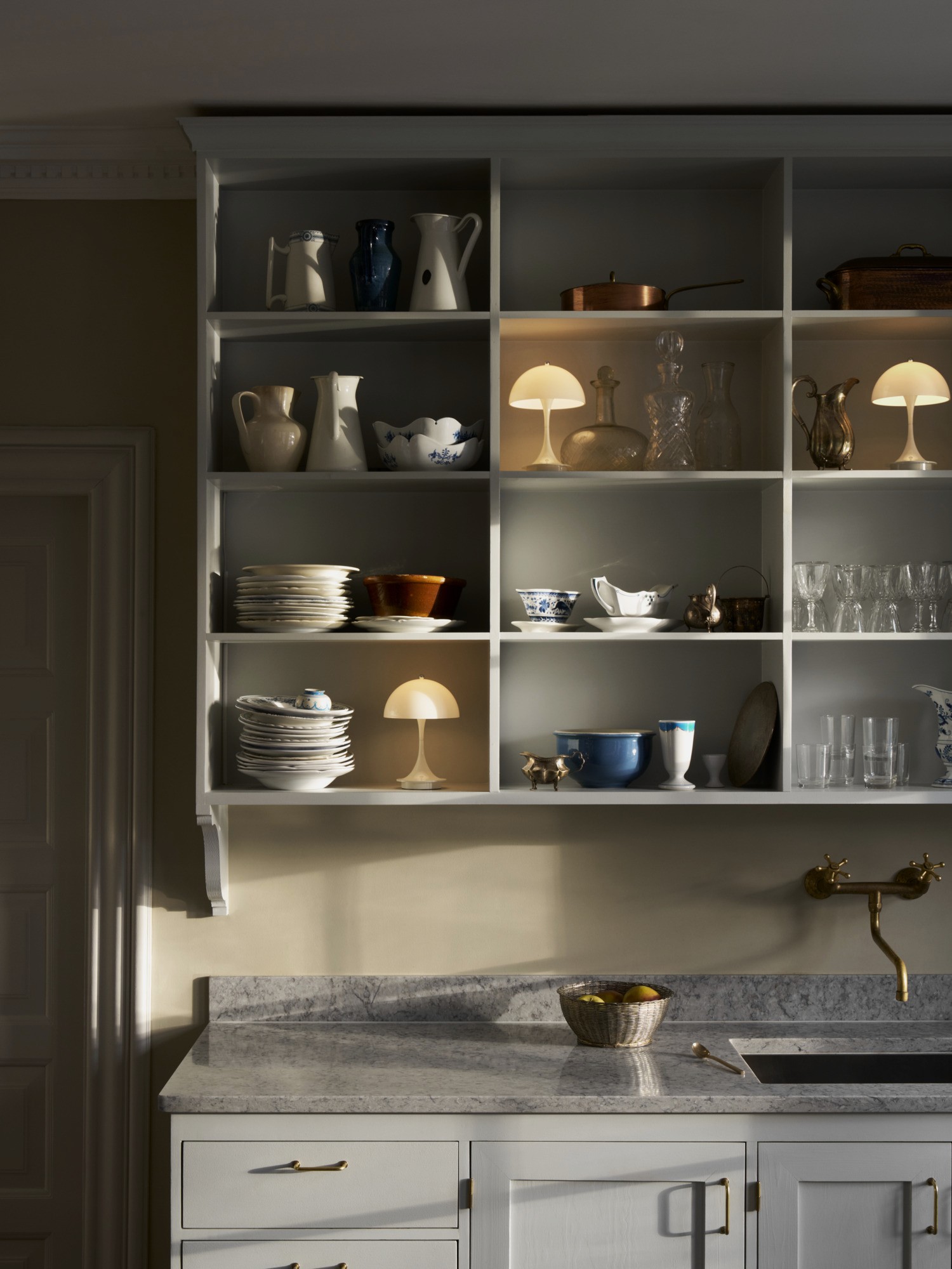 Panthella 160 portable lamps styled in kitchen shelves, © 2025 Louis Poulsen.
