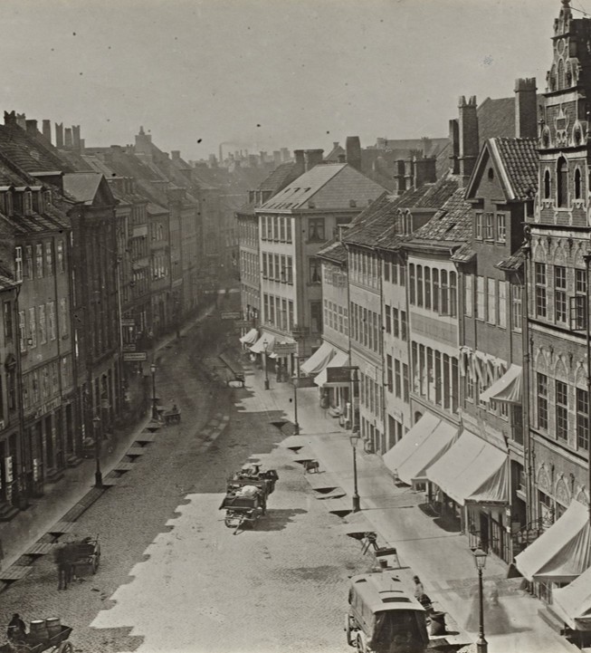 Historische Straßenszene in Kopenhagen nahe Louis Poulsens frühe Werkstatt, © 2025 Louis Poulsen.