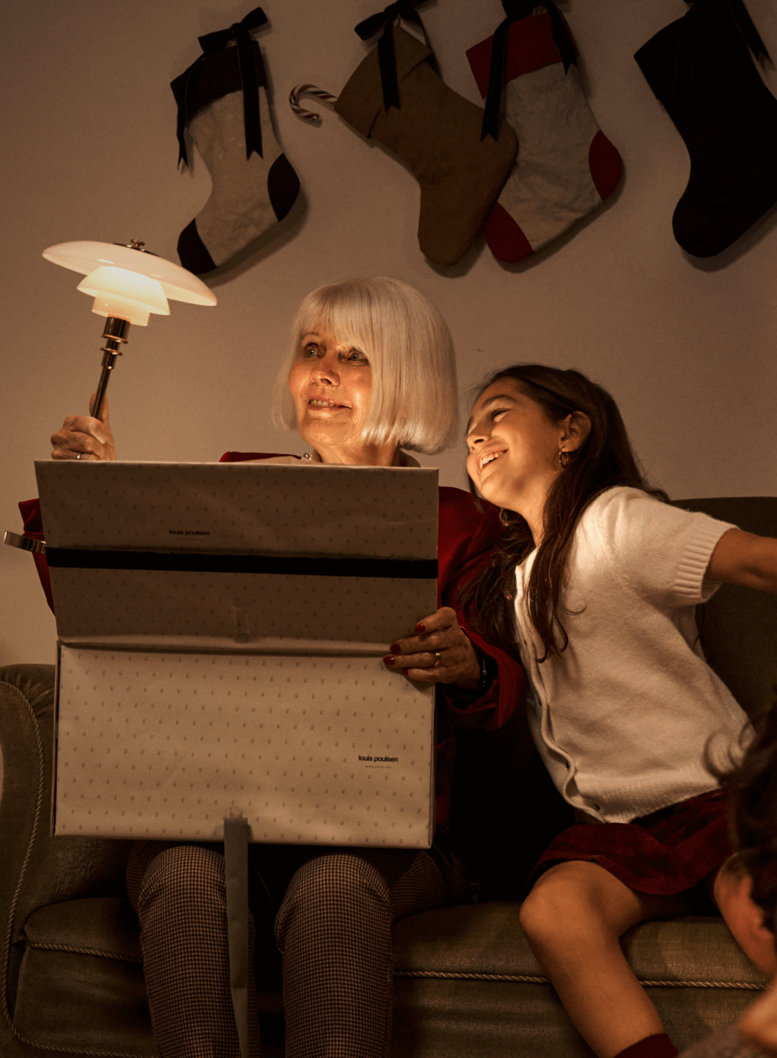 PH 2/1 Portable lampe pakkes ud som julegave, © 2025 Louis Poulsen.