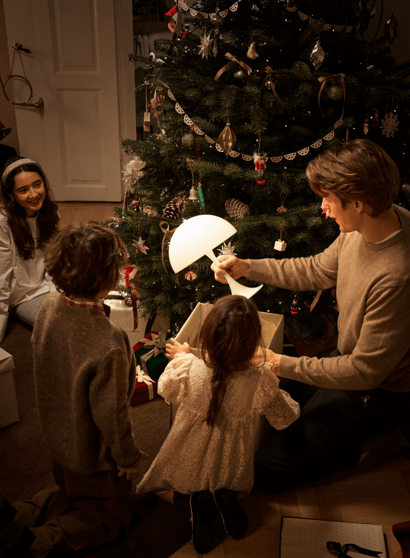 Panthella 250 Portable i White gives som gave ved juletræet, © 2025 Louis Poulsen.