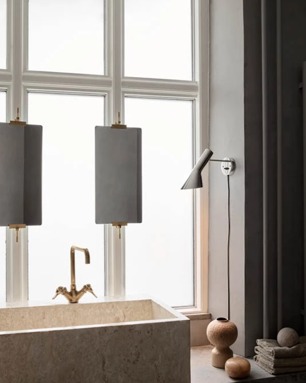 AJ Wall en acier inoxydable près du lavabo et de la fenêtre, © 2025 Louis Poulsen.