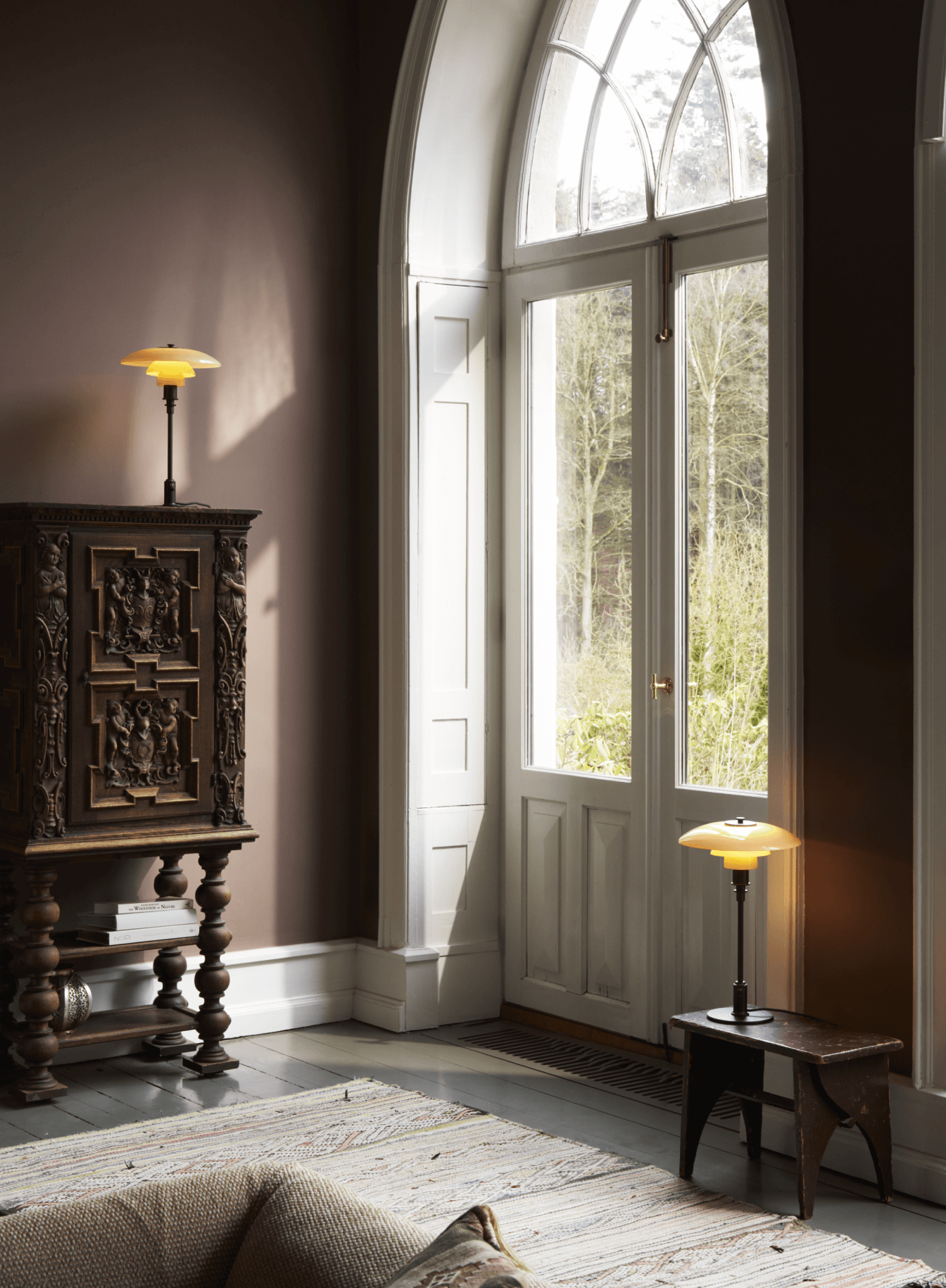 Zwei PH 3/2 Dusty Terracotta Limited Edition 2025 Leuchten i et rum med høye vinduer, © 2025 Louis Poulsen.