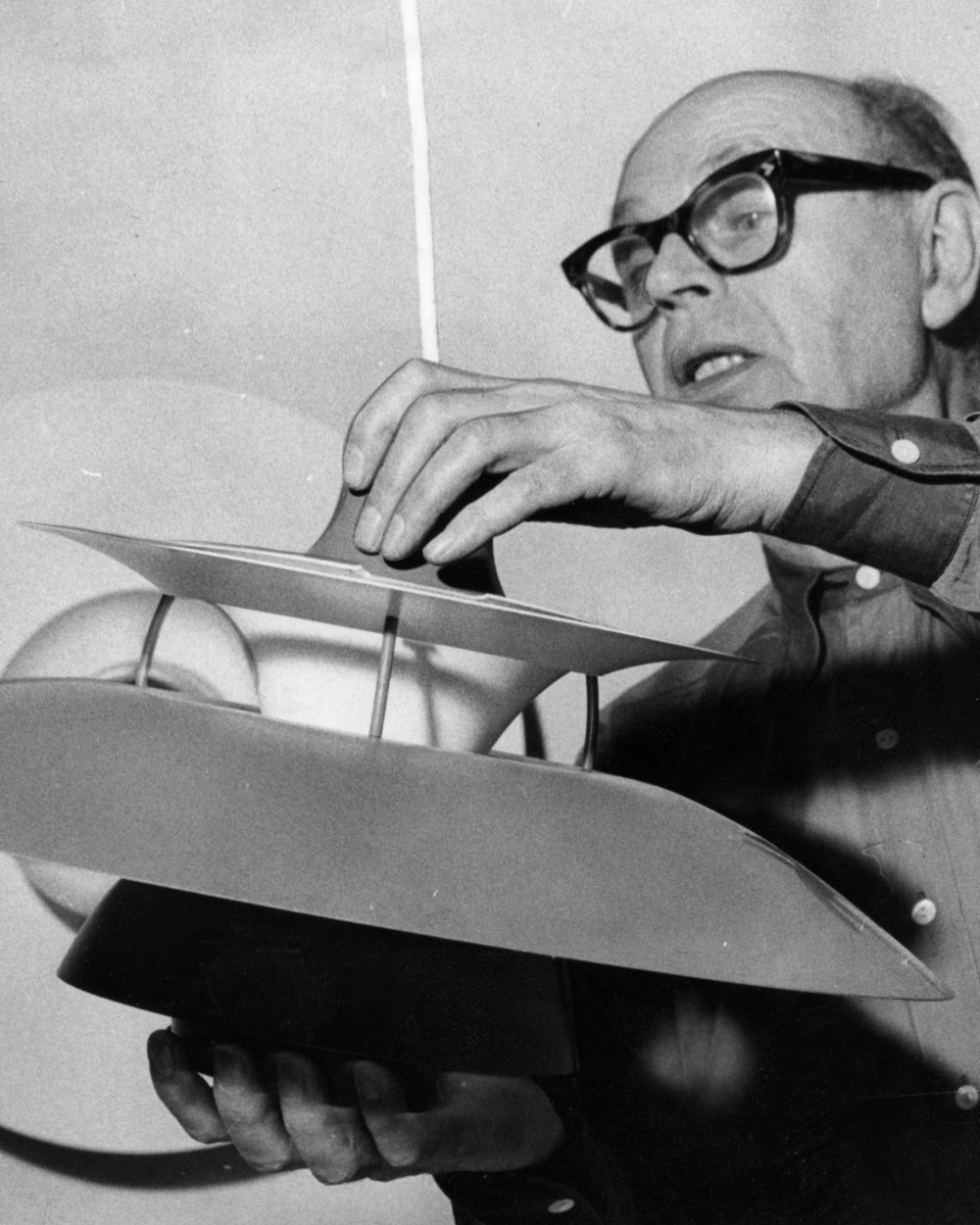 Poul Henningsen在设计中调试PH多层灯具, © 2025 Louis Poulsen.