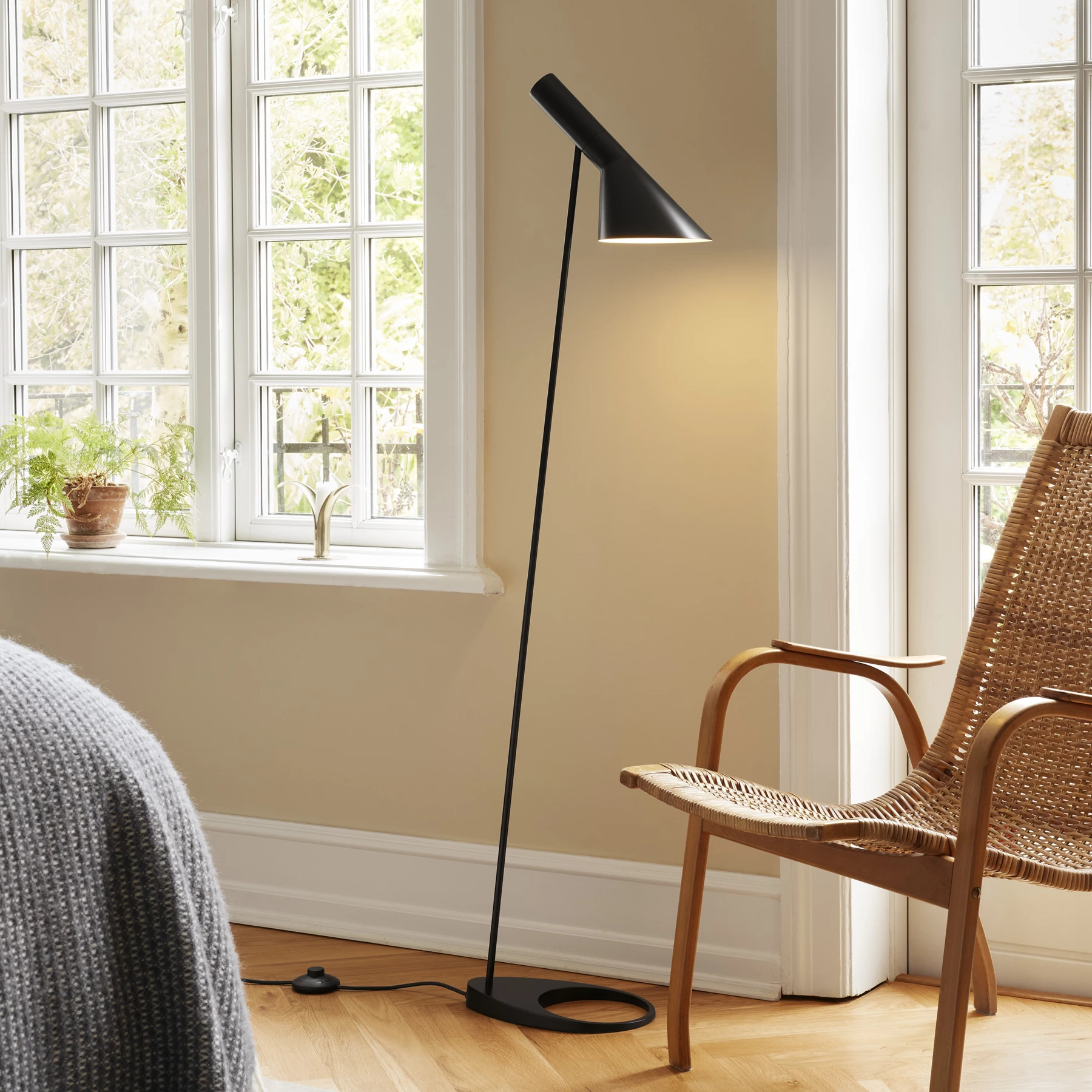 Arne Jacobsen AJ Floor Lamp Black